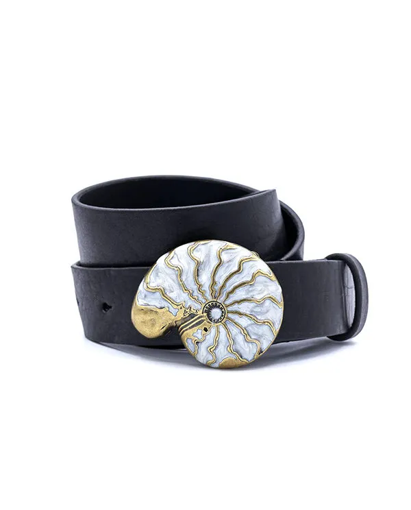 CINTURÓN DE PIEL CON HEBILLA CARACOLA ESMALTADA  EN BLANCO